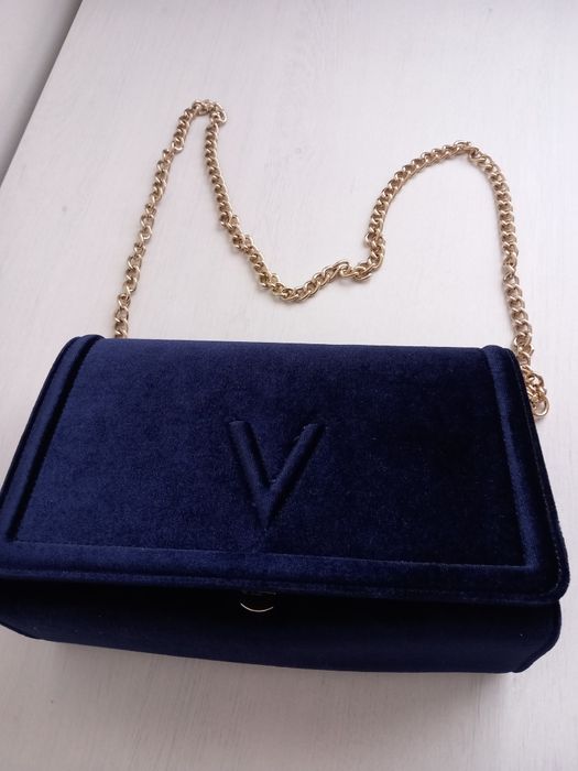 Carteira/clutch Mario Valentino, em veludo azul lunar e alça em metal