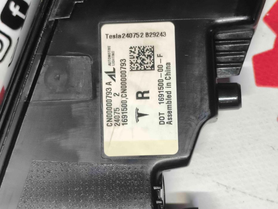 Farolim Direito TESLA MODEL 3