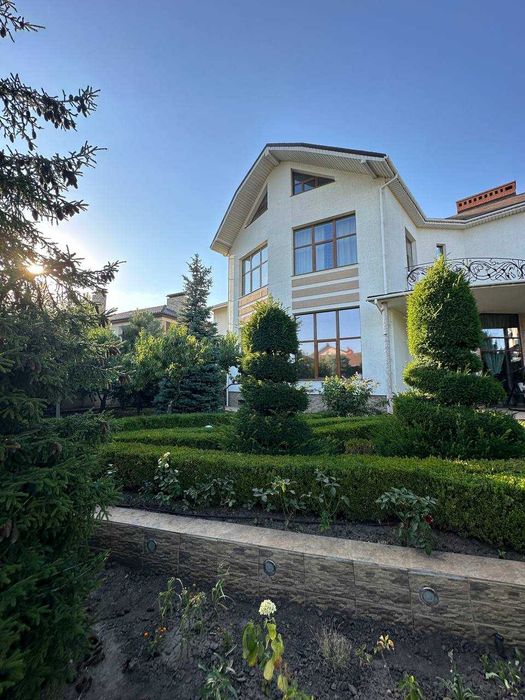 Предлагается к продаже шикарный Особняк в Совиньоне, участок 15 соток!