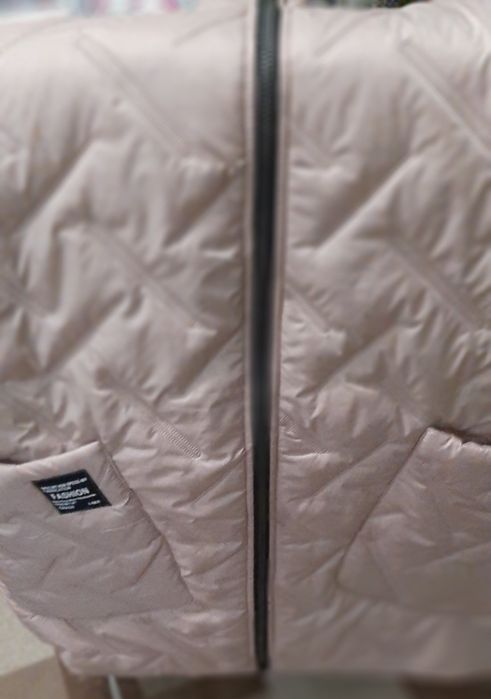 Жилетка дуже гарної якості і кольору.Заміри ог -120,довжина 77.