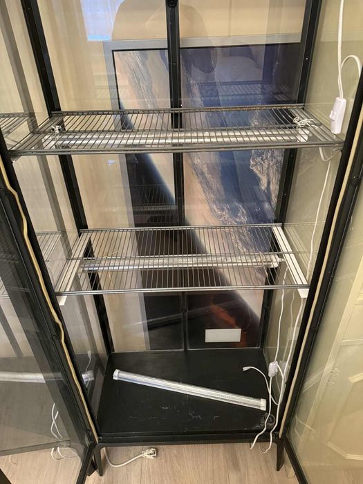 Witryna Ikea milsbo z oświetleniem