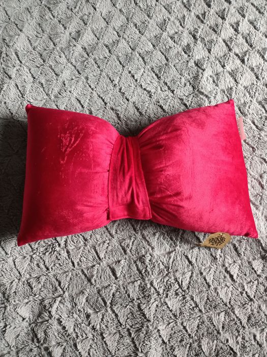 Czerwona poduszka kokarda