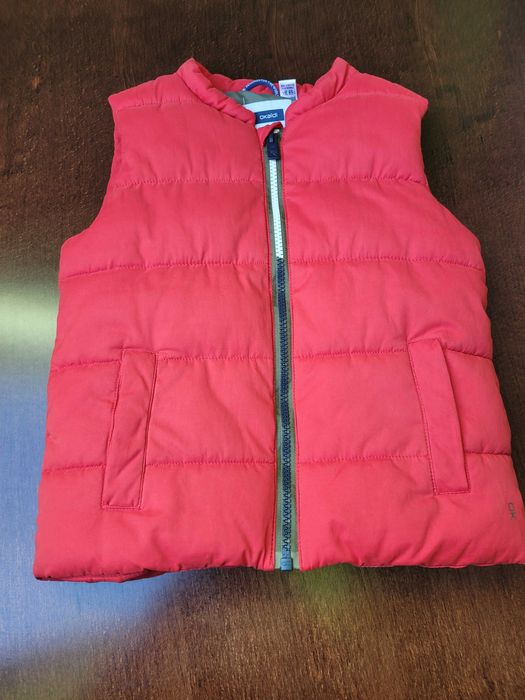 Bezrękawnik chłopięcy firmy Okaidi w rozmiarze 116.