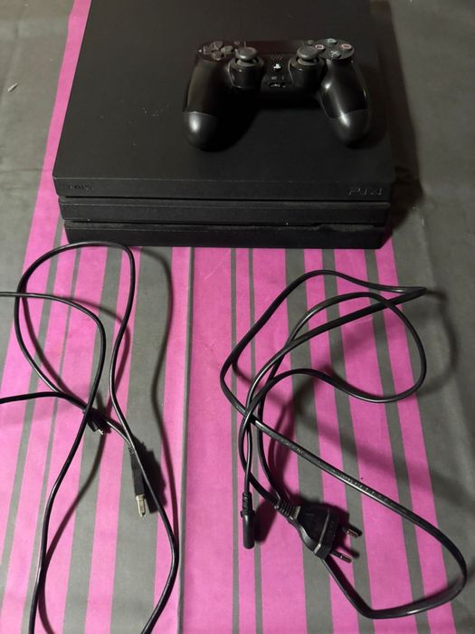 PS4 Pro 1TB ótimas condições + GTA V + Red Dead Redemption 2
