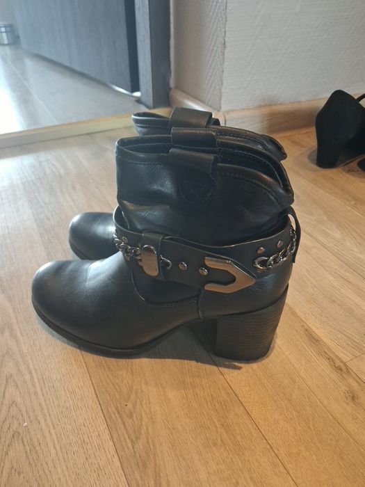 Półbuty na obcasie