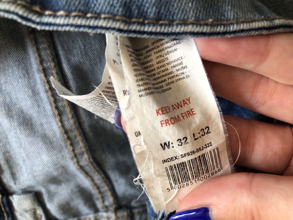 Granatowe jeansowe spodnie z przetarciami Reserved