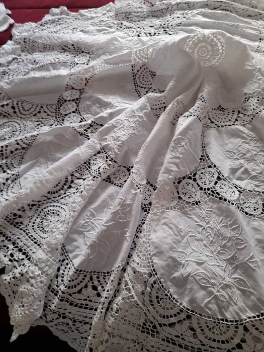 Toalha bordada á mão redonda