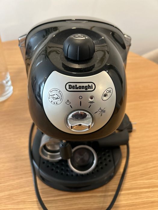 Máquina de Café De’Longhi – Compacta e Prática (E.S.E Pods)