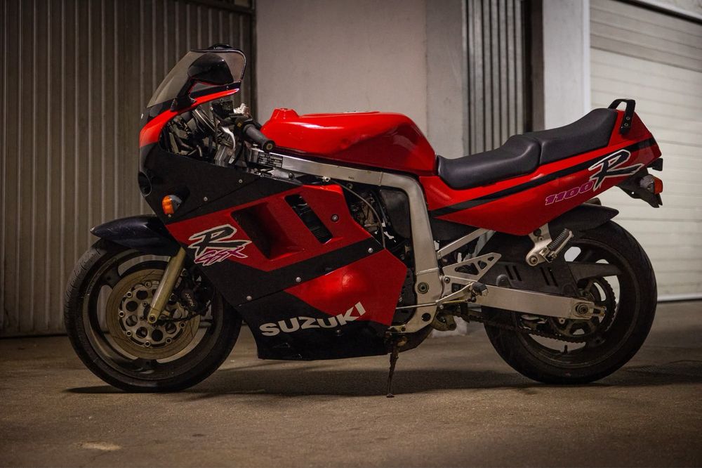 Suzuki GSXR 1100cc, moto antiga com  muito estilo