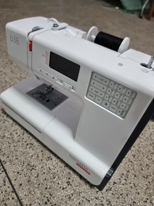 Máquina de Costura Bernette B38