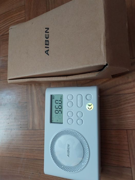 Małe radyjko UKF na akumulator.