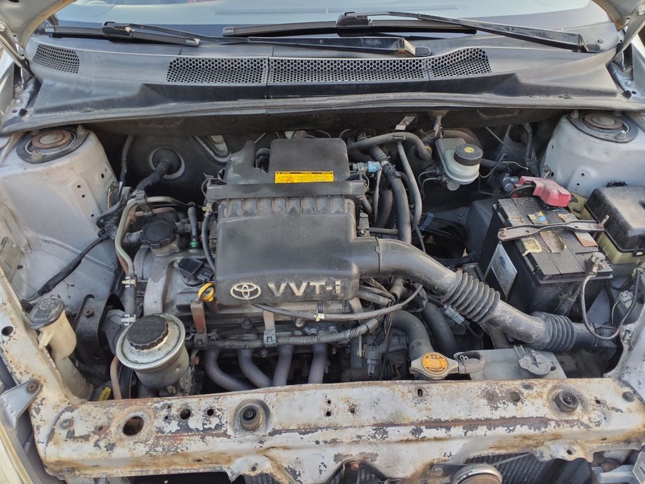 Vendo Toyota Yaris 1.0 a gasolina de 2001, com 284.000 km.