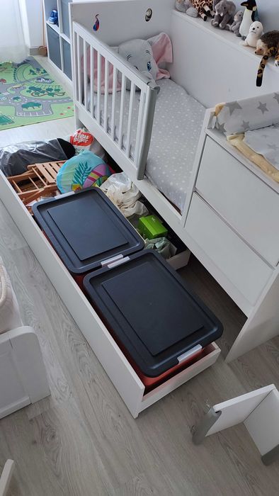 Combinado de berço evolutivo com muda-fraldas e arrumação