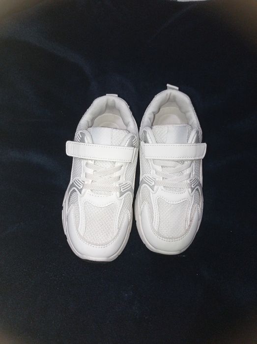 Кросівки білі , підліткові , стан нових