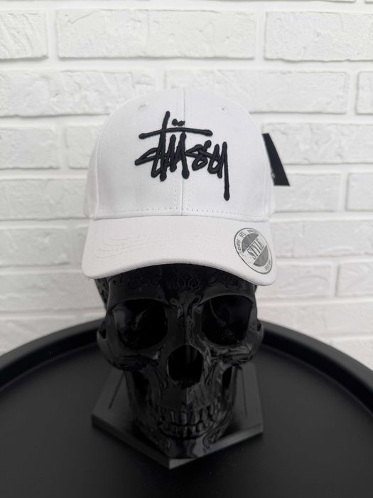 Базовая кепка Stüssy( белая) — универсальный аксессуар для повседневного гардероба