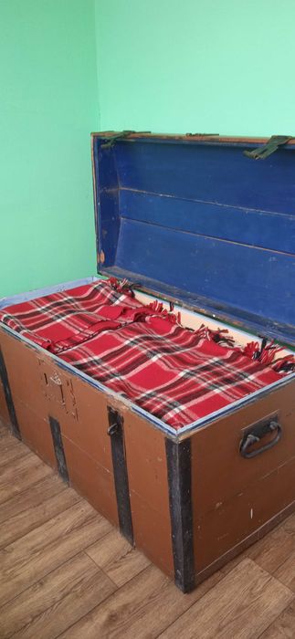 Сундук деревянный с кованой фурнитурой старинный