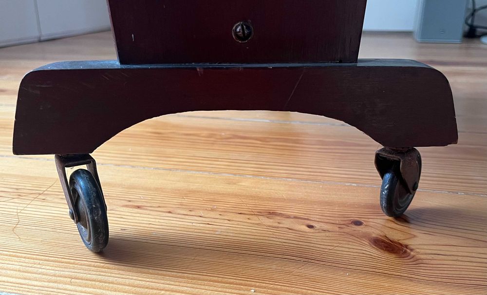 Revistero/ Mesa auxiliar vintage em madeira e vidro – anos 50/60