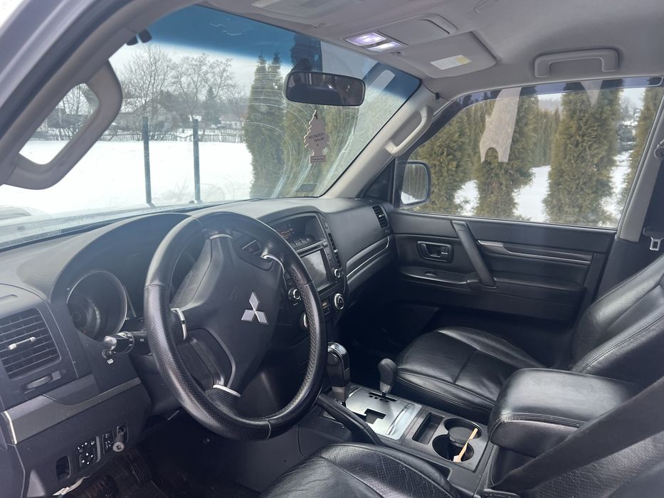 Samochod terenowy mitsubishi pajero