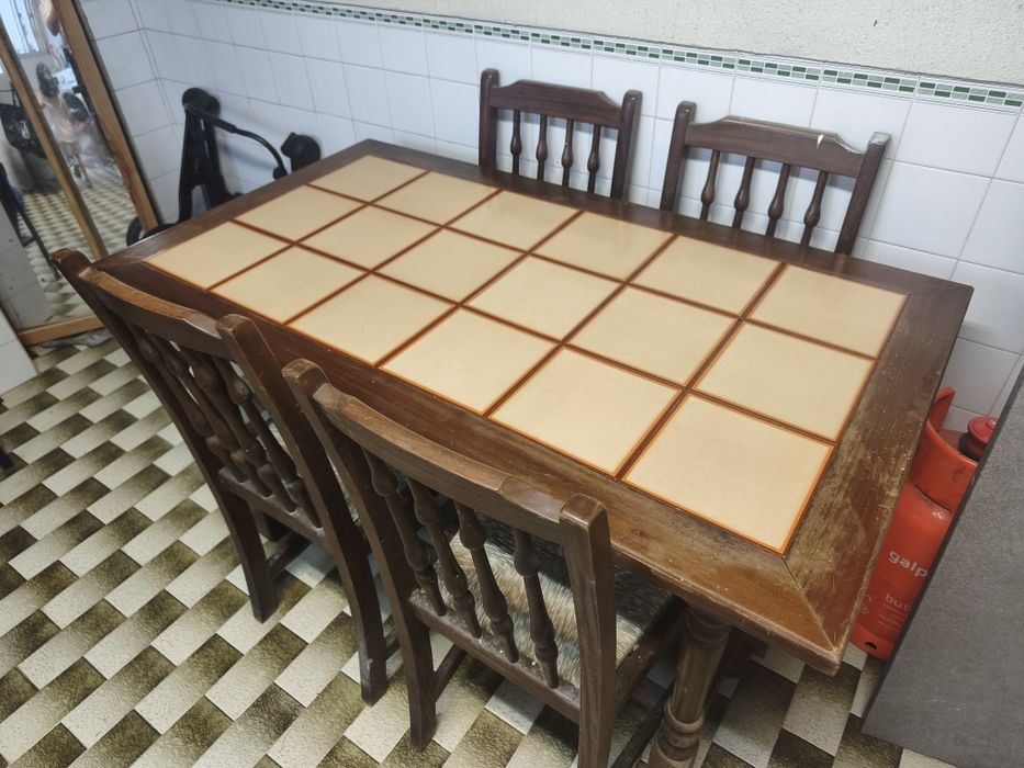Mesa com 4 cadeiras