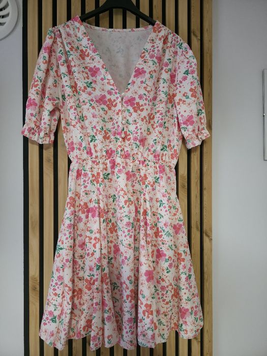 Sukienka damska letnia w kwiatki z ozdobnym guziczkami