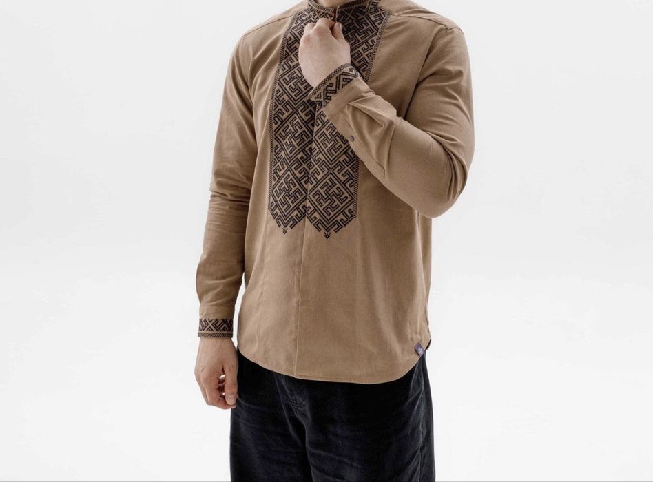 Вишиванка Svarga коричнева з чорним орнаментом 39