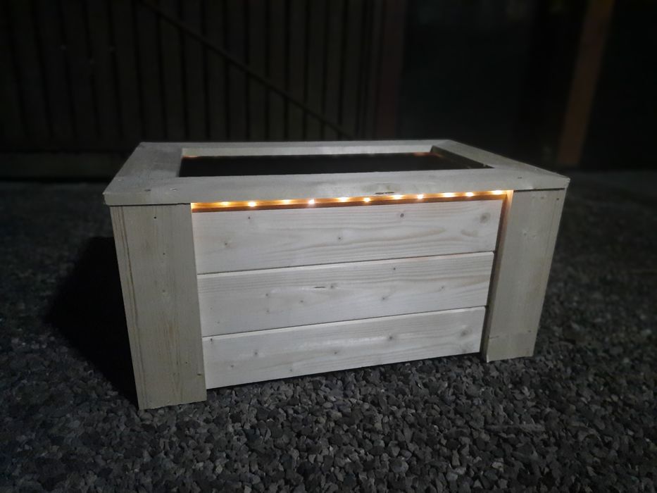 Drewniana donica led