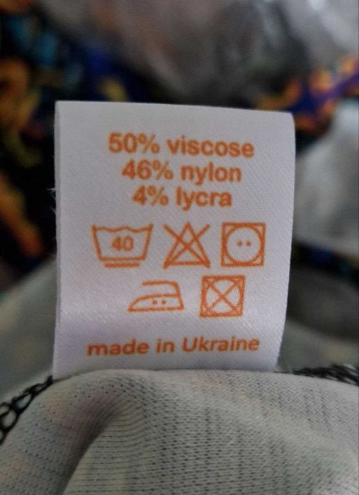 Сукня у яскравих патріотичних кольорах