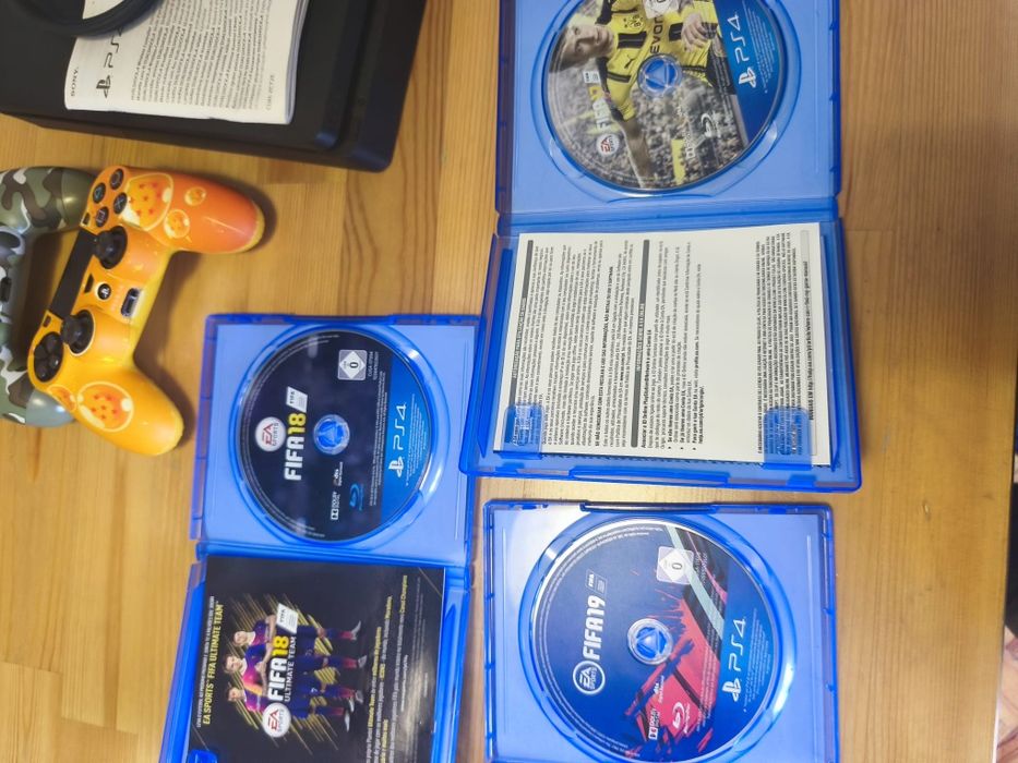 Playstation 4 com os controles e um despostivo de botões extras