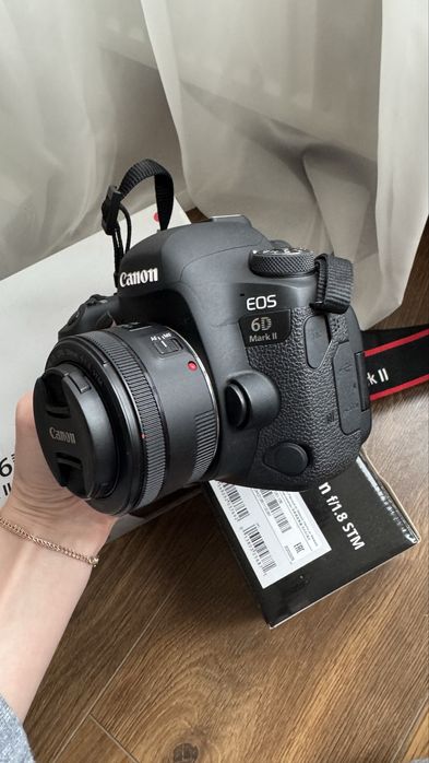 canon 6d mark ii з обʼєктивом 50 mm 1.8