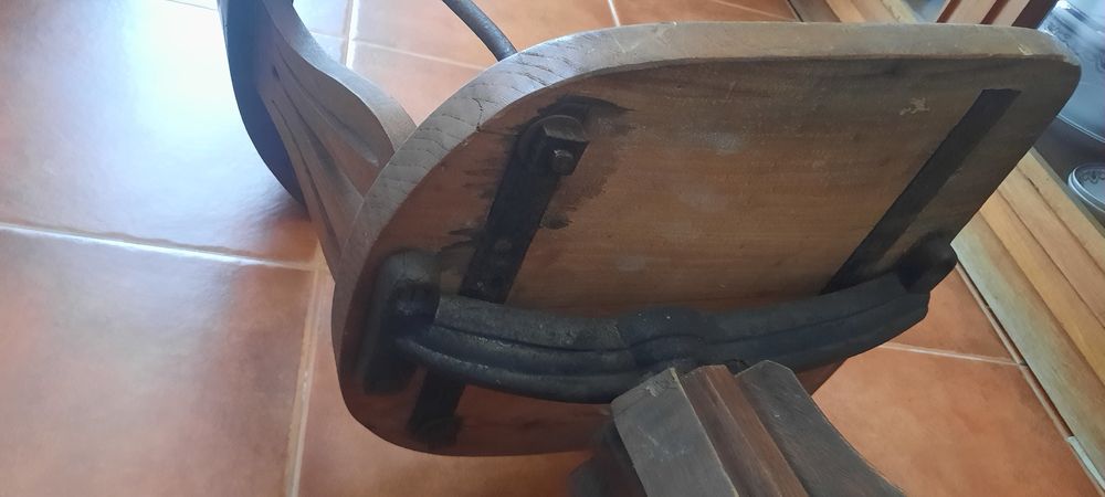 Cadeira antiga de madeira com suporte em ferro