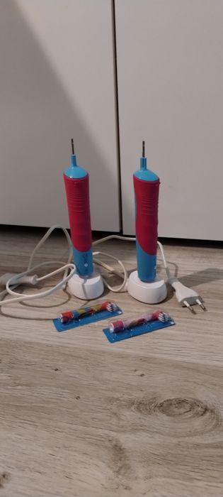 Szczoteczki elektryczne Oral B Braun 2sz. + 2 nowe wkłady