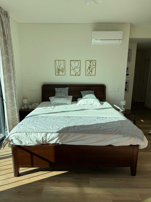 Cama King Size em madeira com colchão (Wooden King-size bed with mattress) - 180cm x 200cm