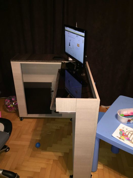 Biurko na komputer stacjonarny. Mobilne.