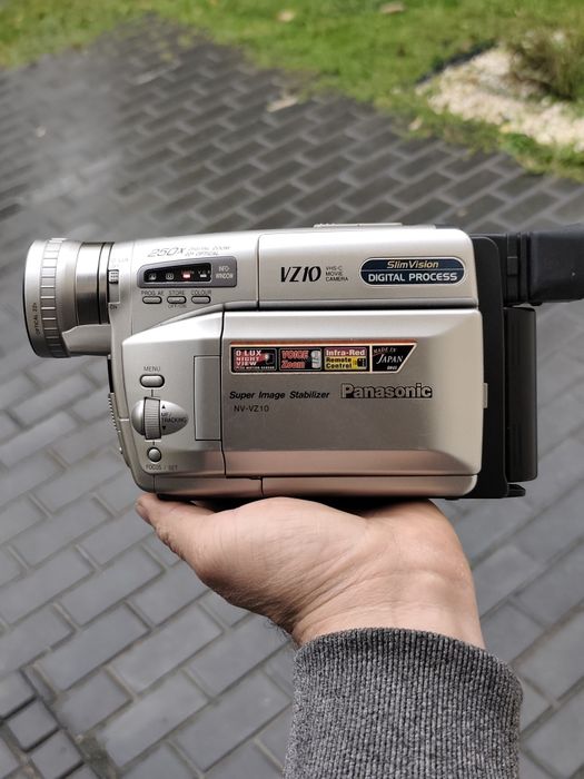Kamera VHS-C Panasonic NV-VZ10 Retro Y2K | Zestaw: Kasety, Pilot, Zasilacz, Torba