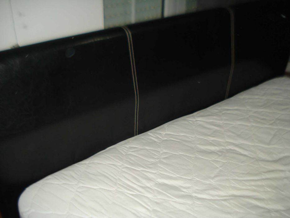 cama de casal com colchão em pele