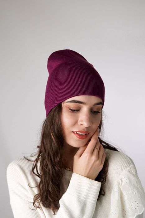 Подовжена однотонна базова шапка без відвороту, мілкий рубрик