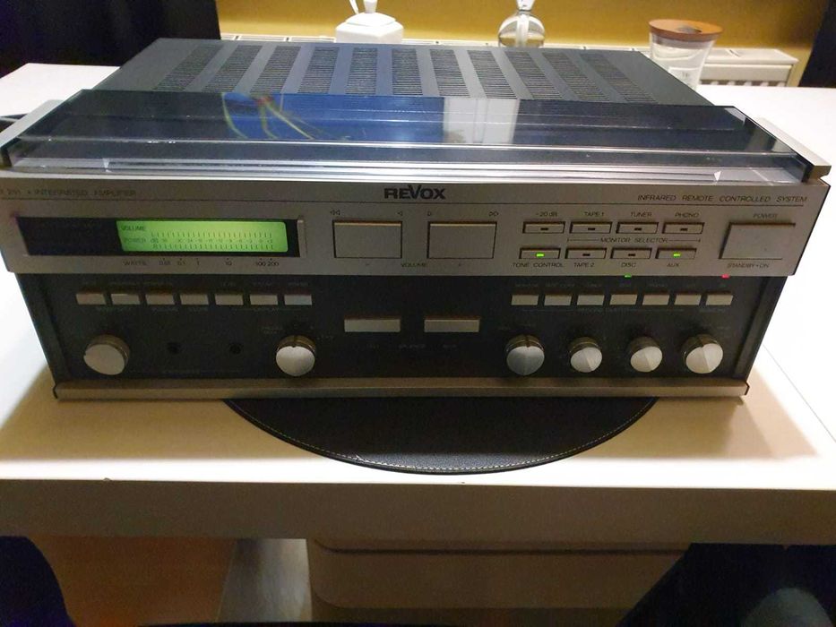 dzis  Revox B 251 – zintegrowany wzmacniacz stereo Hi-Fi