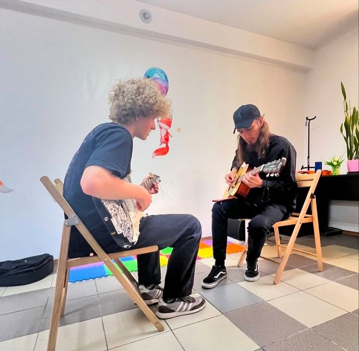 Музична школа Fox Music Club уроки гри на гітарі вокал Оболонь Мінська