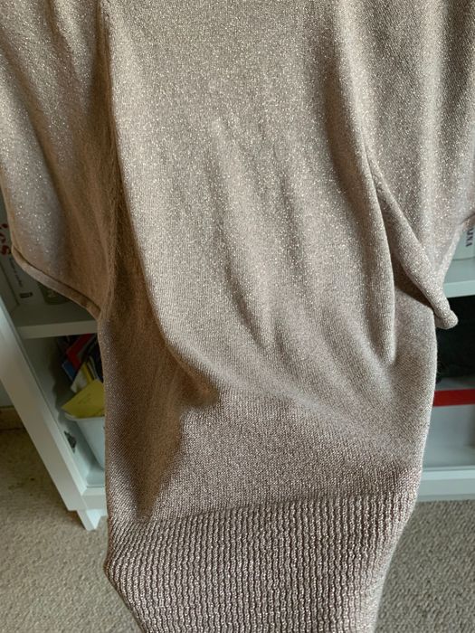 Błyszcząca szampańska bluzka top z dekoltem na Sylwestra Camaieu