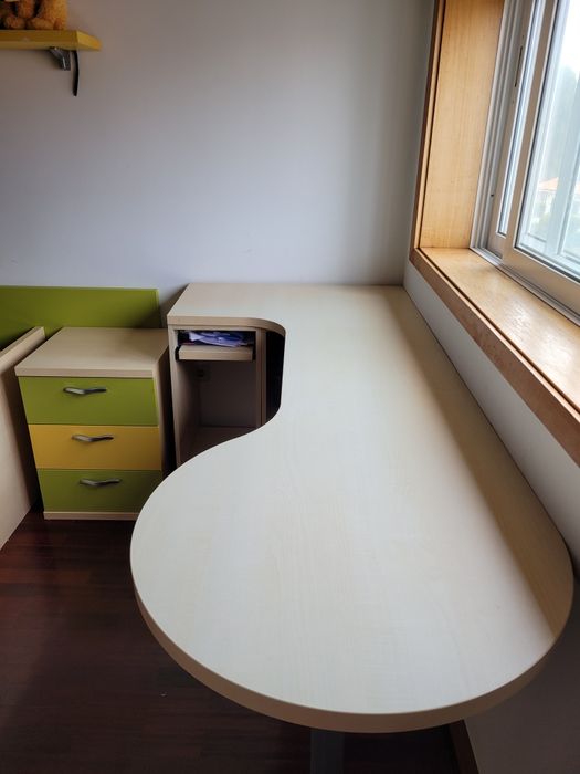 Conjunto Mobília Jovem (Cama, Prateleiras, Secretária, Cómodas)