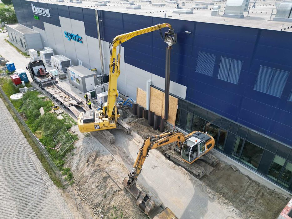 Komatsu PC350 z wibromłotem - zestaw do wbijania grodzic