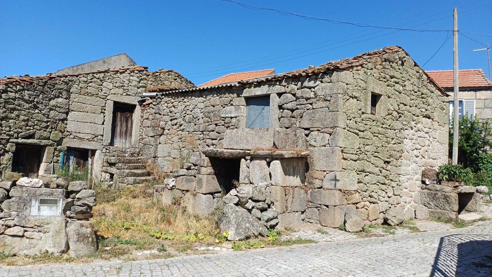 Vende-se moradia para recuperar em aldeia com o baloiço mais bonito de Portugal