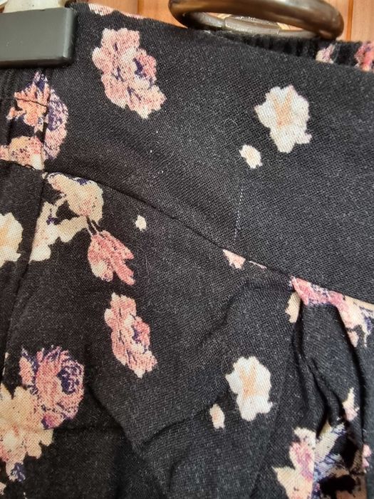 Saia preta florida Stradivarius, tamanho XS