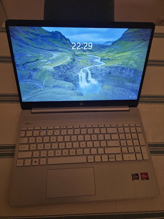 HP Laptop 15s-eq2xxx – Ryzen 7 5700U • 12GB RAM • SSD•Excelente estado