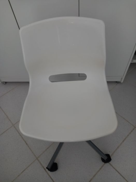 2 Cadeiras em plástico robustas