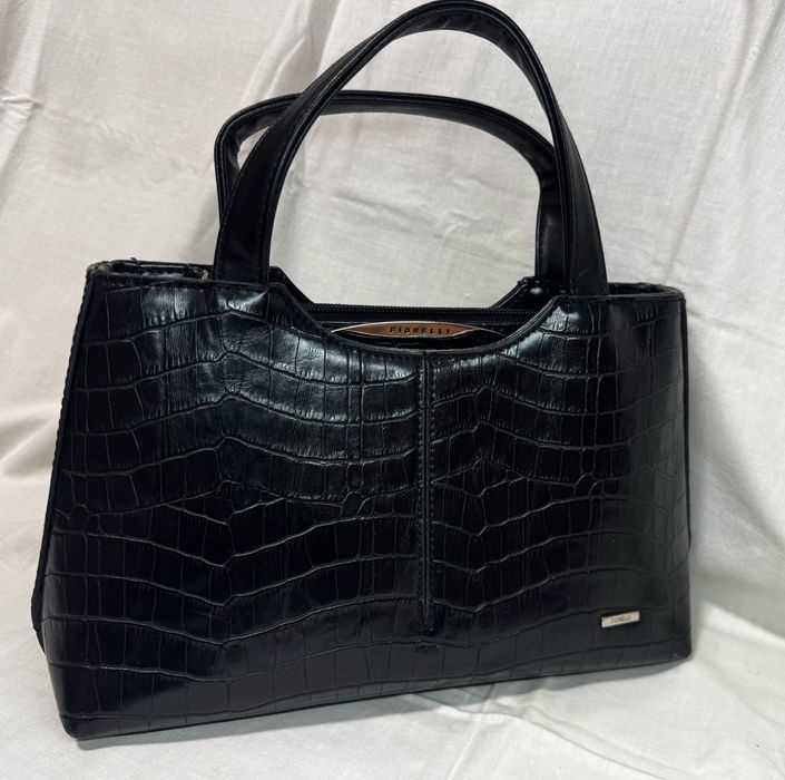 Сумочка бренду Fiorelli с тисненням під крокодила.