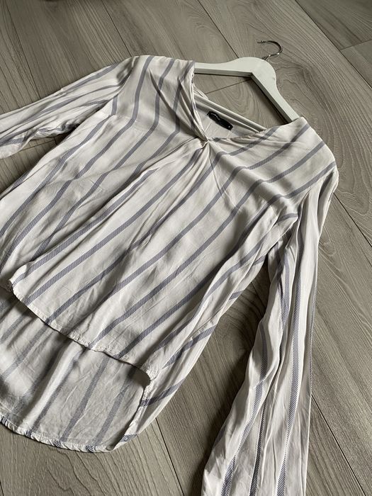 Biała koszula w paski