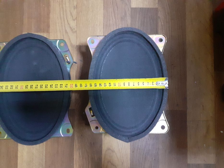 Динаміки в авто овал