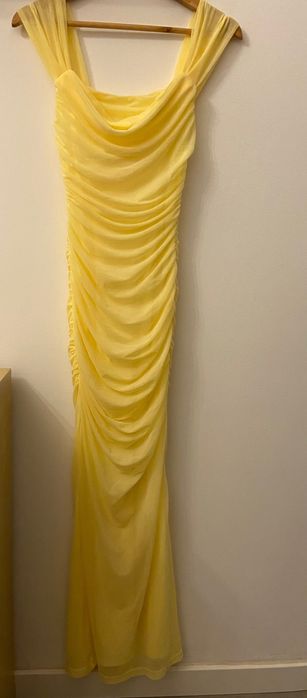 Vestido amarelo justo ao corpo com fecho atrás