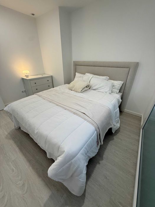 Cama Queen Size (2,00m x 1,60m) com cabeceira e colchao mola ensacada